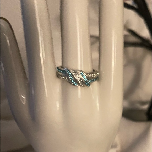 A beautiful blue & white diamond ring - Picture 2 of 4